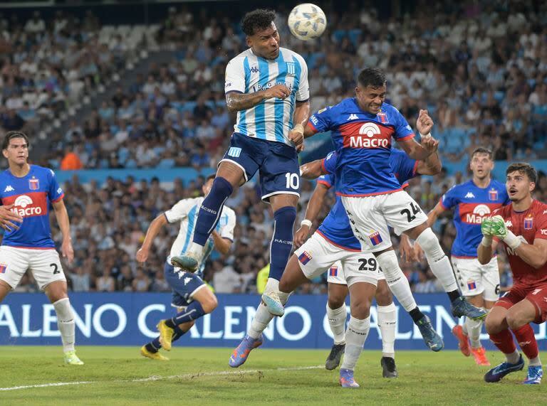 El gol de Roger Martínez, de cabeza