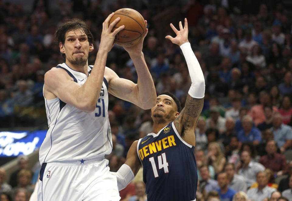 Boban Marjanovic toma un balón en el triunfo de los Mavericks de Dallas ante los NUggets de Denver el miércoles 11 de marzo del 2020. (AP Photo/Ron Jenkins)