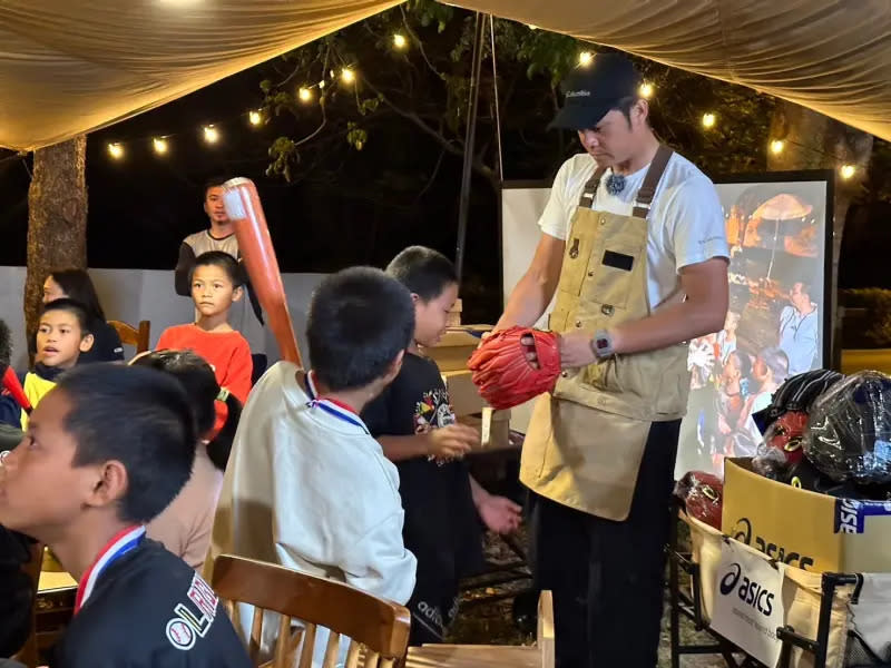 ▲姚元浩和郭泓志料理美味佳餚，讓棒球隊小選手大快朵頤。（圖／好看娛樂提供）