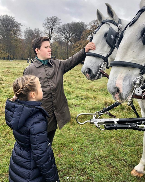 Prinz Christian und Prinzessin Josephine bei der jährlichen Hubertus-Jagd. Foto: Instagram/detdanskekongehus.