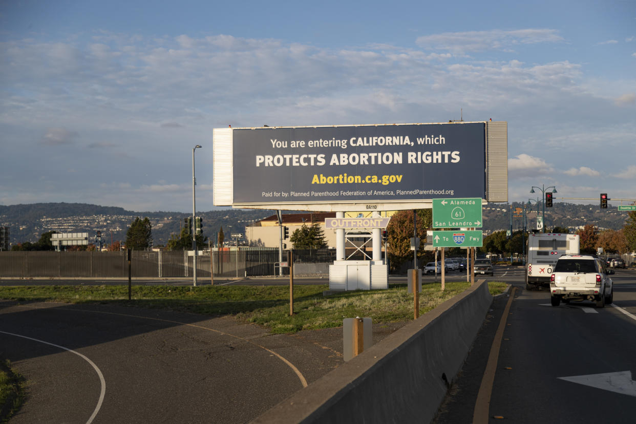 Un cartel de Planned Parenthood cerca del Aeropuerto Internacional de Oakland, en Oakland, California, el 21 de octubre de 2023. (Jason Henry/The New York Times).