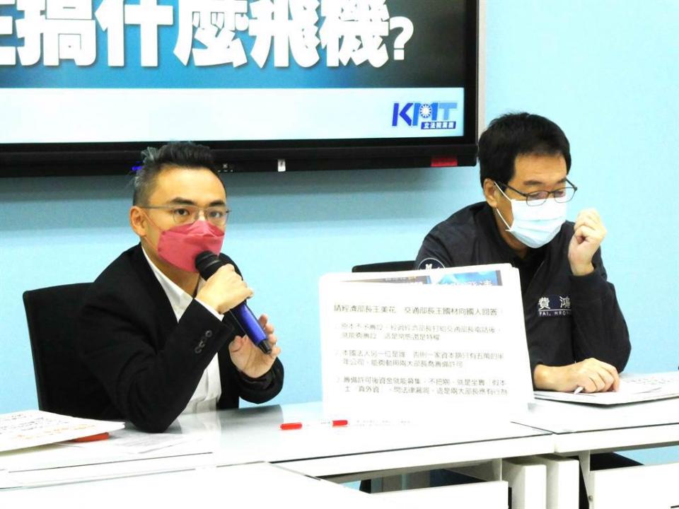 洪孟楷(左)質疑，為何資本額只有5萬的公司，能包攬離岸風電直升機業務。（中時資料照／周志豪攝）