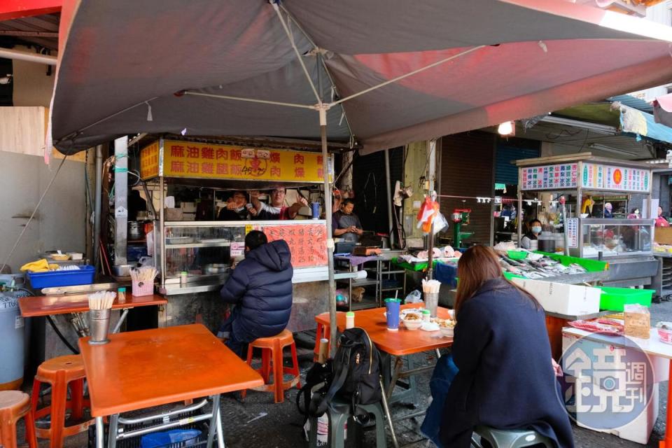 「阿東麻油雞肉飯」在鹿港第一市場外的角落，位在鮮魚攤隔壁。
