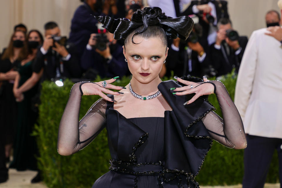 Gothic trifft Puppenhaft: Maisie Williams mit kunstvoller Hochsteckfrisur. (Bild: Getty Images)