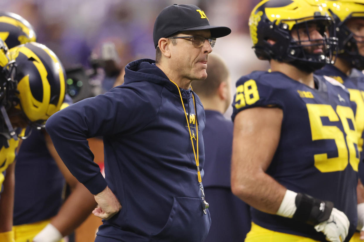 Jim Harbaugh y los Michigan Wolverines podrían ser disciplinados por la grabación de señales de sus rivales. (Photo by Christian Petersen/Getty Images)