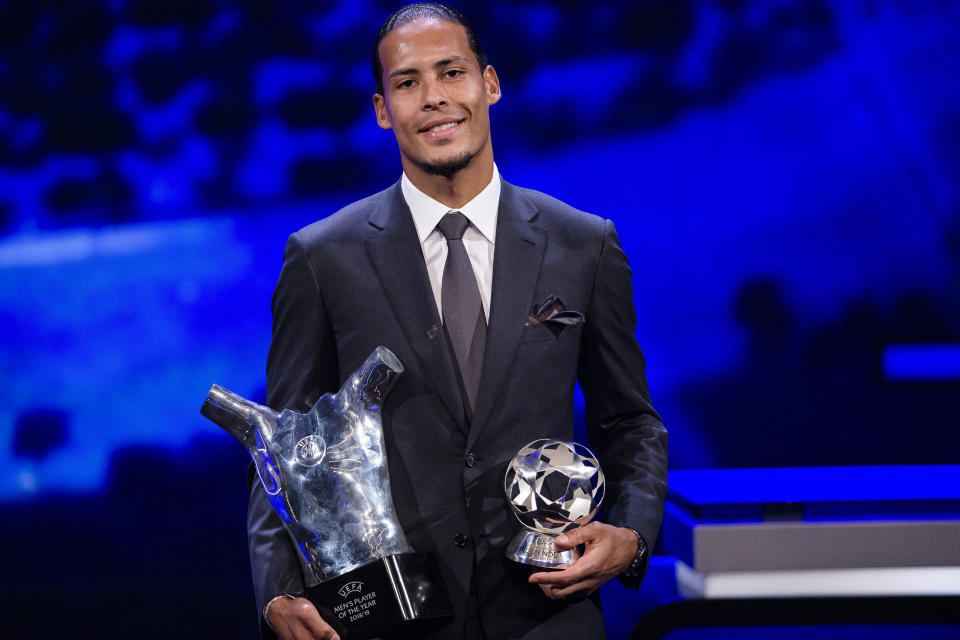 MONACO, MONACO - AUGUST 29: Virgil Van Dijk of Liverpool and the Netherlands poses with the 2018/19 UEFA Player's of the Year Trophy and best defender during the Kick-Off 2019/2020 - UEFA Champions League Draw on August 29, 2019 in Monaco, Monaco. (Photo by Eurasia Sport Images/Getty Images)