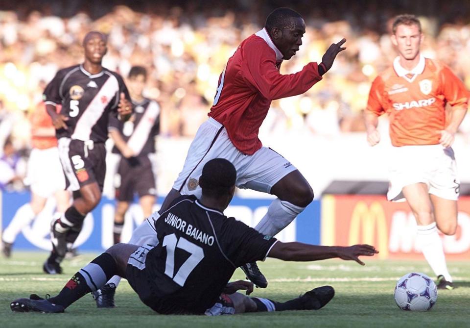 This picture can only be used within the context of an editorial feature. Manchester United's Dwight Yorke (C) skips past Vasco Da Gamas' Junior Baiano, during their World Club Championship football match at the Maracana Stadium, Rio de Janeiro, Brazil.   (Photo by Phil Noble - PA Images/PA Images via Getty Images)