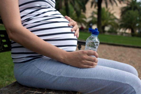 Embarazadas que beben en botellas de plástico podrían tener niños obesos