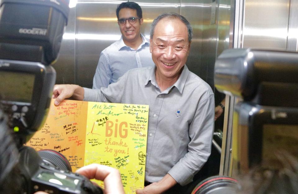 Outgoing Workers’ Party chief Low Thia Khiang shows off a thank-you card from party members, as new WP Secretary-General Pritam Singh looks on on Sunday, 8 April 2018. (PHOTO: Yahoo News Singapore / Dhany Osman)