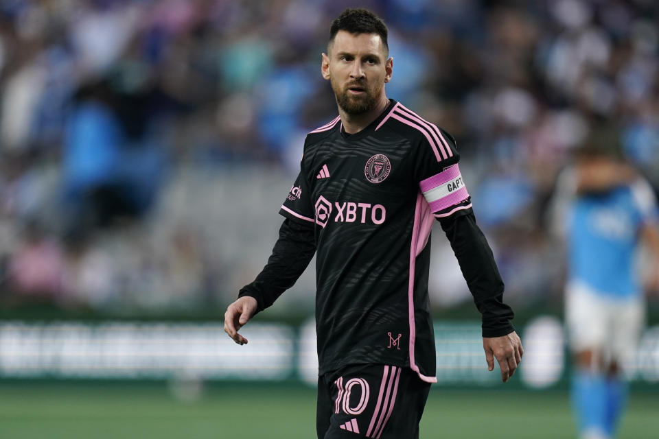 El argentino Lionel Messi, delantero del Inter Miami, disputa el partido del sábado 21 de octubre de 2021, ante Charlotte (AP foto/Erik Verduzco)