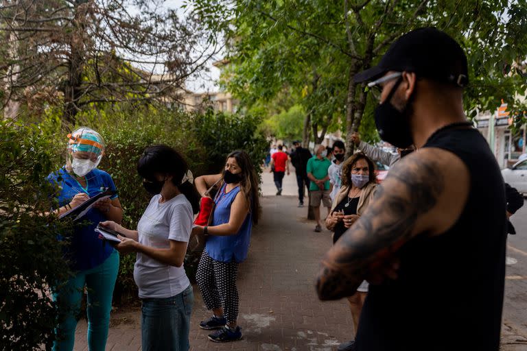 Ante la alta tasa de positividad, los expertos esperan cada vez más contagios