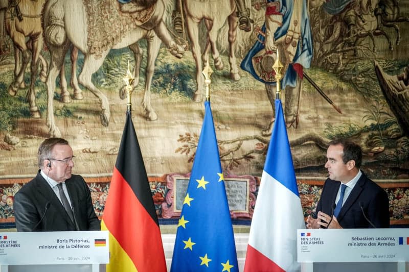 German Minister of Defence Boris Pistorius (L), and French Defence Minister Sebastien Lecornu hold a press conference. Kay Nietfeld/dpa