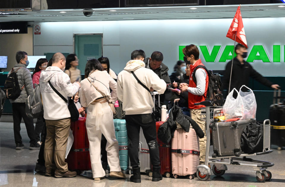 交通部觀光署7日宣布停止招攬赴陸旅行團，衝擊旅遊業。圖為旅行社領隊在桃機大廳等候團員集合報到。（陳麒全攝）