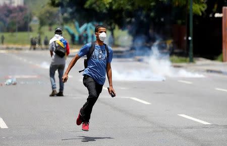 Demonstrators clash with riot security forces while participating in a strike called to protest against Venezuelan President Nicolas Maduro's government in Caracas, Venezuela, July 20, 2017. REUTERS/Andres Martinez Casares