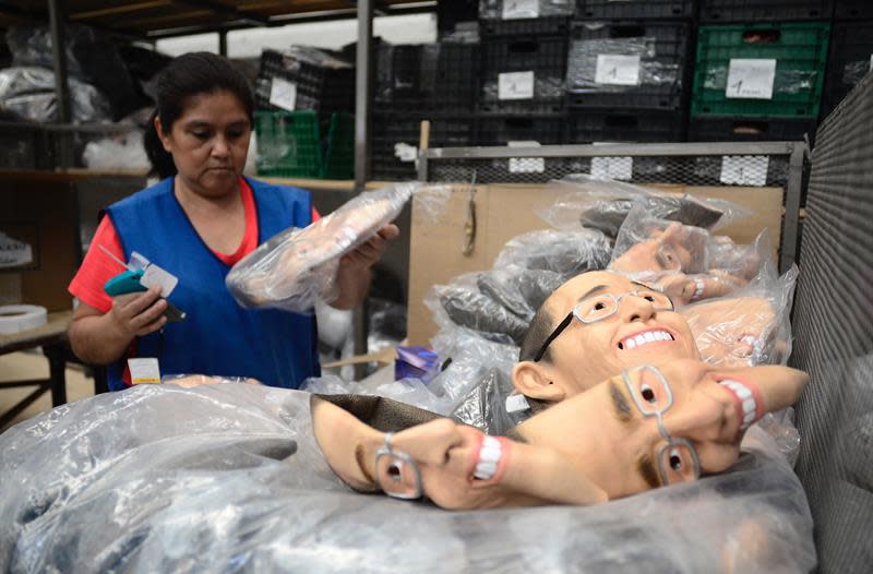 <p>Fotografía del 1 de abril de 2018, de una empleada que muestra máscaras de los candidatos presidenciales en la fábrica que las produce, durante una entrevista con Efe en la ciudad de Cuernavaca (México). EFE </p>