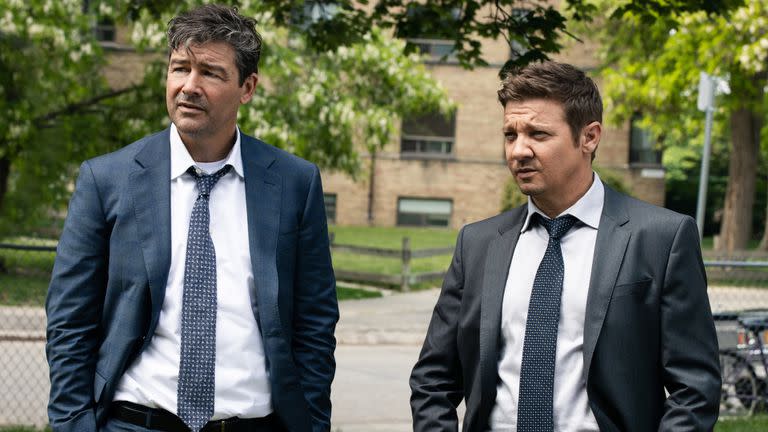 Kyle Chandler y Jeremy Renner en la serie Mayor of Kingstown