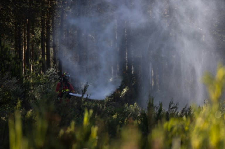 Un soldado de la Unidad Militar de Emergencias (UME) participa en unos ejercicios de extinción de incendios en un bosque cercano a Brañuelas, en la provincia española de León, el 25 de mayo de 2023 (Piere-Philippe Marcou)