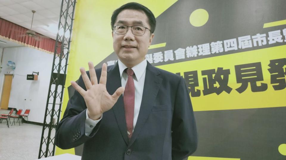 台南市長黃偉哲抽中四號，在政見發表會前才進入會場。（記者林雪娟攝）