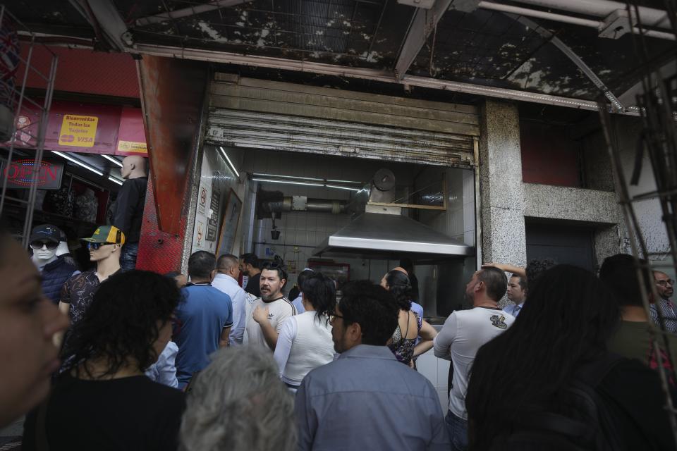 Varios clientes hacen fila en la taquería Tacos El Califa de León en Ciudad de México, el miércoles 15 de mayo de 2024. Tacos El Califa de León es la primera taquería en recibir una estrella Michelin. (AP Foto/Fernando Llano)