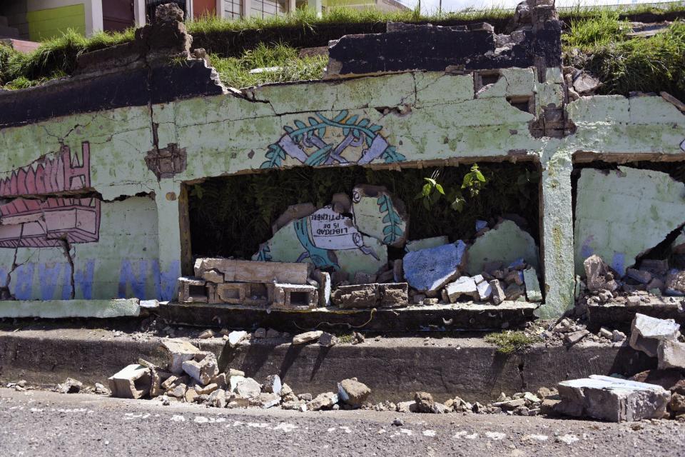 <p>View of damages caused by the earthquake, which mainly hit Mexico, in Tacana municipality, San Marcos departament, in the border with Mexico, 320 km from Guatemala City, on Sept. 8, 2017. (Photo: Johan Ordonez/AFP/Getty Images) </p>