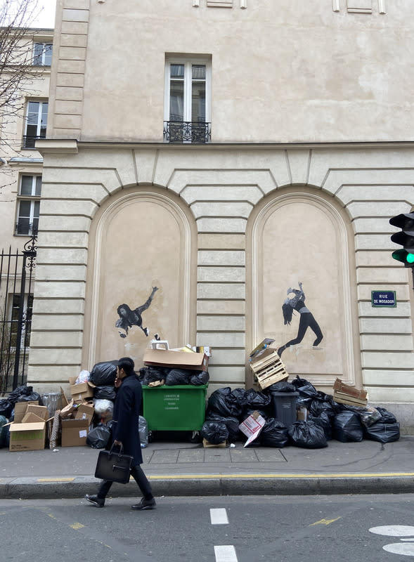 面對成山的垃圾與竄出街上的老鼠，不少巴黎民眾依舊支持罷工行動；也有居民和商家抱怨衛生情況不佳。中央社記者曾婷瑄巴黎攝 112年3月16日
