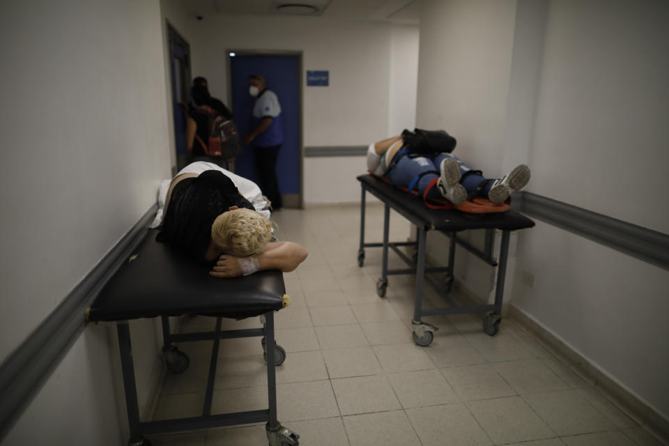 Pacientes yacen en camillas en un pasillo del área de emergencias del hospital Dr. Norberto Raúl Piacentini, en Lomas de Zamora, Argentina, el viernes 23 de abril de 2021, en medio de un rebrote del coronavirus. (AP Foto/Natacha Pisarenko)