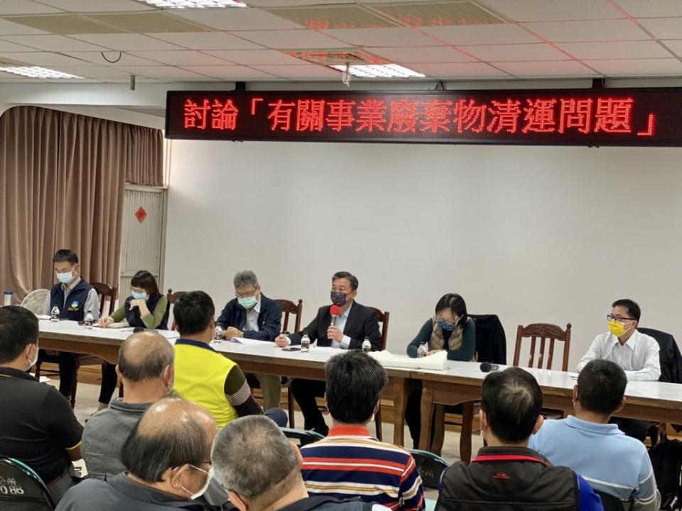立委王定宇（右三）召開台南市事業廢棄物清運問題協調會。（王定宇服務處提供）