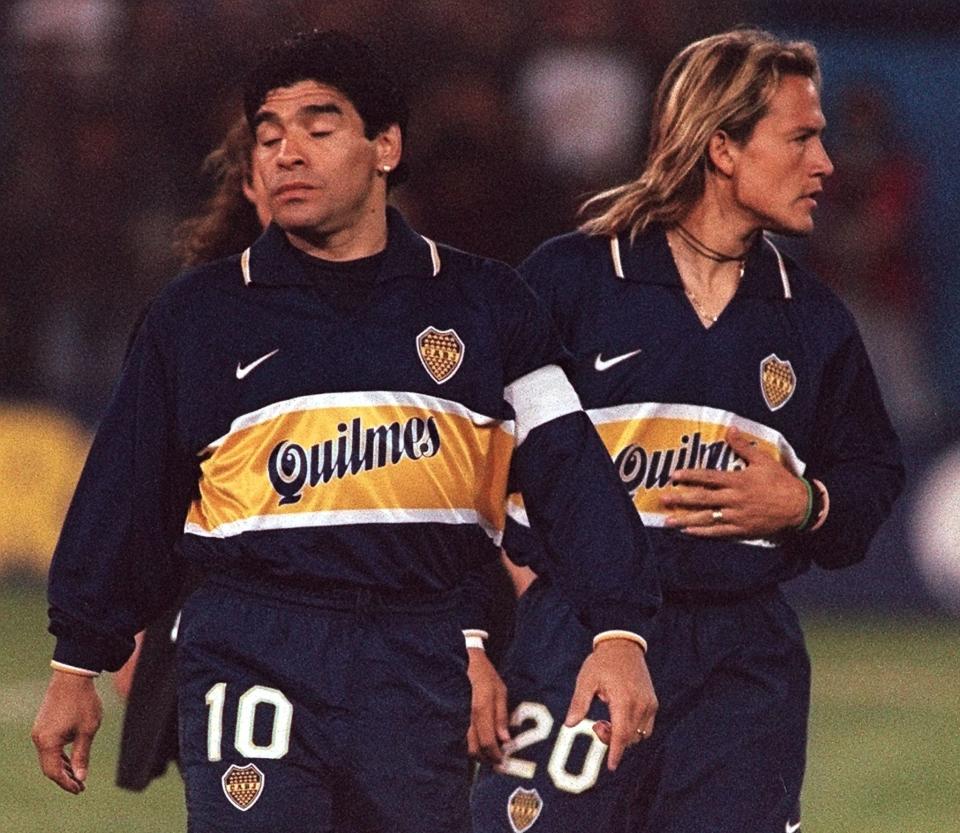 El astro del futbol argentino Diego Armando Maradona (10), debuta en la Super Copa jugando por el Boca Juniors junto con el mexicano Luis 'Matador' Hernandez (20) quien debuta para el equipo bonaerense en un encuentro contra el Colo Colo jugado 24 Septiembre en Santiago, Chile. (Foto de: CRIS BOURONCLE/AFP via Getty Images)