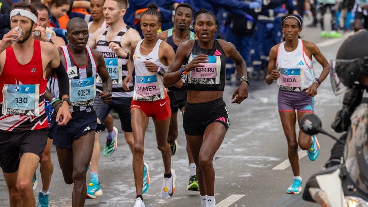 Elite women run a marathon.