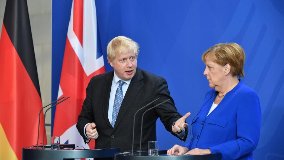 Merkel und Johnson halten eine gemeinsame Pressekonferenz ab. Foto: Bernd Von Jutrczenka