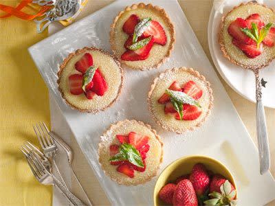 White chocolate and strawberry tarts