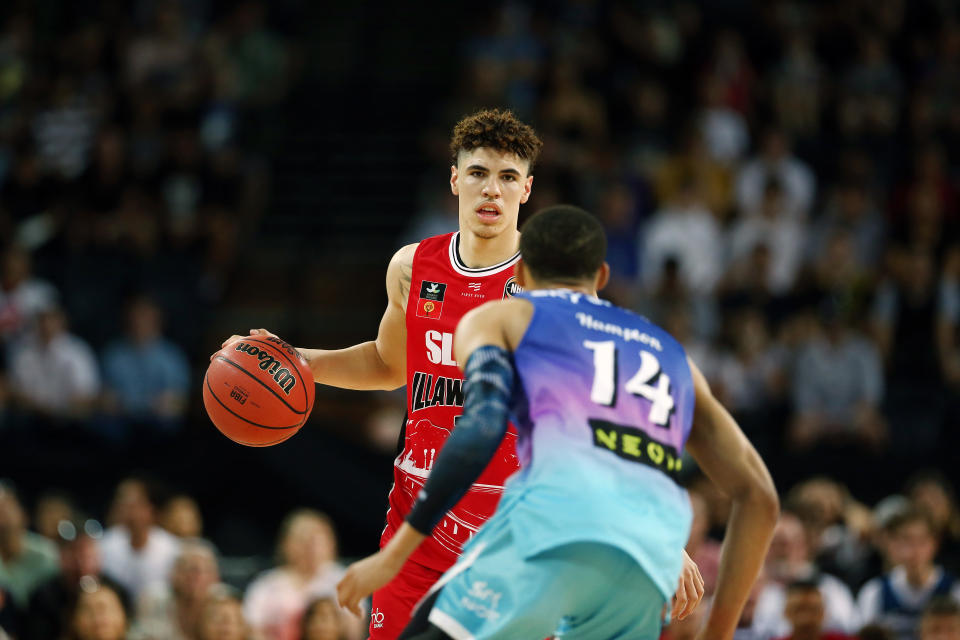 AUCKLAND, NEW ZEALAND - NOVEMBER 30: LaMelo Ball of the Hawks competes against RJ Hampton of the Breakers during the round 9 NBL match between the New Zealand Breakers and the Illawarra Hawks at Spark Arena on November 30, 2019 in Auckland, New Zealand. (Photo by Anthony Au-Yeung/Getty Images)