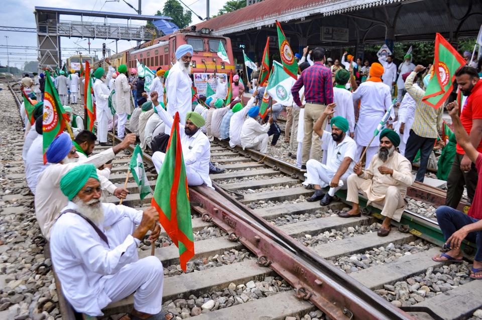 <div class="paragraphs"><p>Members of various farmers' organizations block railway tracks at Patiala.</p></div>