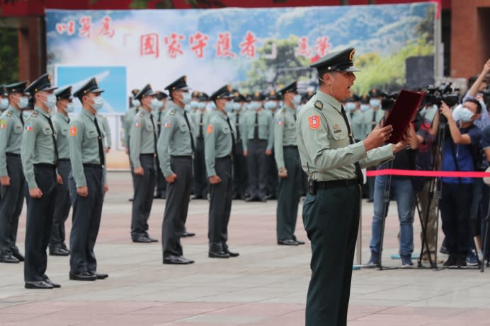 蔡英文總統10日前往陸軍專科學校主持「國軍109年三軍士官新生聯合開學典禮」。圖為士官長連長莊啟良，帶領全場士官及新生領讀「國軍士官信條」。（軍聞社記者林澤廷攝）