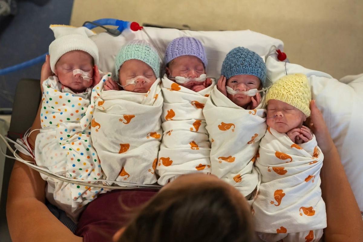 Двойка във Вашингтон приветства петзнаци, родени в болница във Финикс