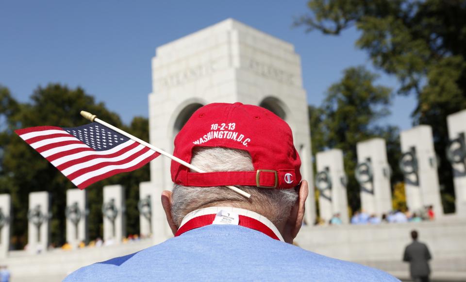 World War Two veteran John Helling, part of the Heartland Honor Flight, tours the World War Two Memorial in Washington October 2, 2013. The memorial is technically closed due to the government shutdown, but was opened today and yesterday for visiting veteran groups REUTERS/Kevin Lamarque (UNITED STATES - Tags: POLITICS BUSINESS)