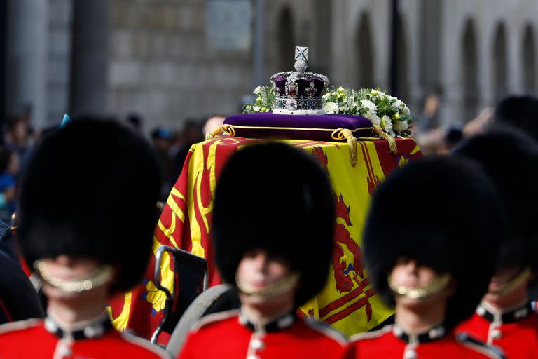 La corona del Estado Imperial se ve en el ataúd de la Reina Isabel II, adornada con un Estandarte Real y la Corona del Estado Imperial y tirada por un Carruaje de Artillería a Caballo Real de la Tropa del Rey, durante una procesión desde el Palacio de Buckingham hasta el Palacio de Westminster, en Londres el 14 de septiembre de 2022. (Photo by Tristan Fewings / POOL / AFP)