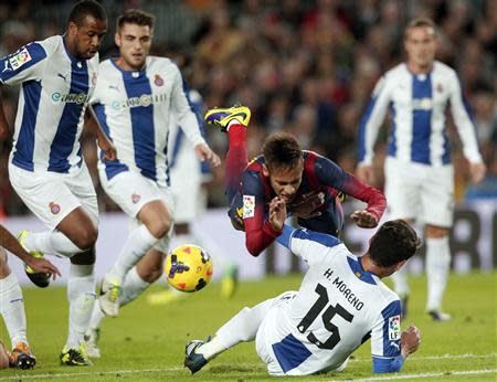 Barcelona's Neymar is tackled by Espanyol's Hector Moreno (bottom, back to camera) during their Spanish La Liga first division soccer league match at Camp Nou stadium in Barcelona, November 1, 2013. REUTERS/Albert Gea