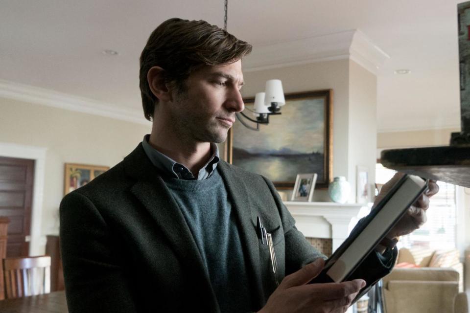 Pictured: Michiel Huisman as Steven (Tina Rowden/Netflix)