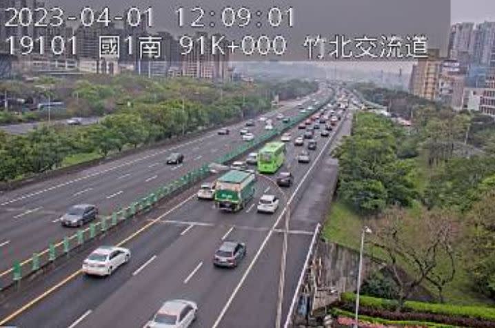 國道1號多路段湧現車潮。（圖／翻攝自高公局即時路況）