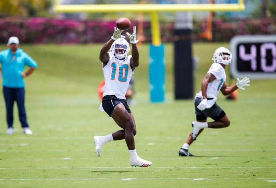 El wide receiver de los Dolphins Tyreek Hill atrapa un pase en una práctica en el centro de entrenamiento del equipo en el Hard Rock Stadium, en Miami Gardens, Florida, el 24 de mayo de 2022.