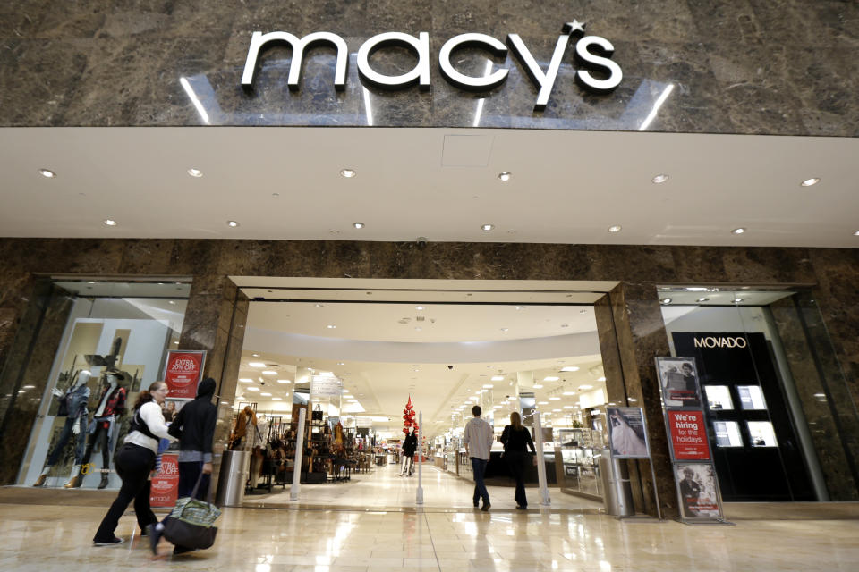 <p>La cadena de grandes almacenes Macy’s cerrará 11 de sus centros en los primeros meses de 2018. La compañía estadounidense comenzó un plan de reestructuración en 2016 con el que tiene previsto cerrar unas 100 tiendas. (Foto: Julio Cortez / AP). </p>
