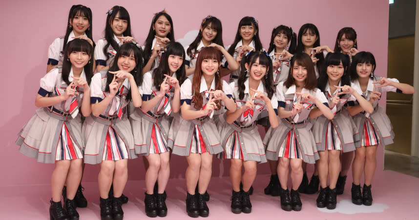 AKB48 Team TP推出新單曲〈嗚吼嗚吼吼〉，隊長陳詩雅、劉語晴、潘姿怡、冼迪琦、邱品涵、劉曉晴、蔡亞恩、林倢、李佳俐、林于馨、周佳郁、藤井麻由、柏靈、李孟純、鄭佳郁、羅瑞婷，共16位成員一同現身活動現場。（圖／林勝發攝）