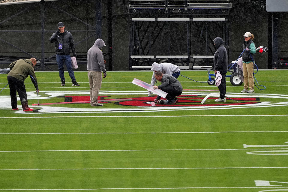 Equipo de jardineros trabajan en el campo para el Super Bowl afuera del Estadio Allegiant el viernes 2 de febrero del 2024 en Las Vegas. (AP Foto/Matt York)