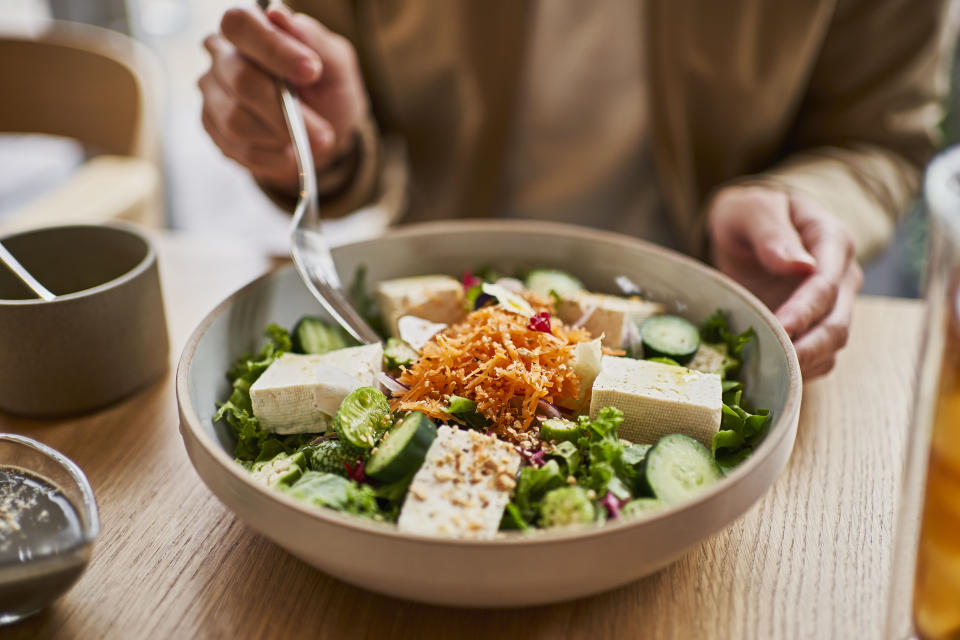 No solamente los productos lácteos son idóneos para obtener calcio. Hay otros alimentos como el tofu y la col rizada, o kale, que son importantes fuentes de este nutriente. (Getty Creative)