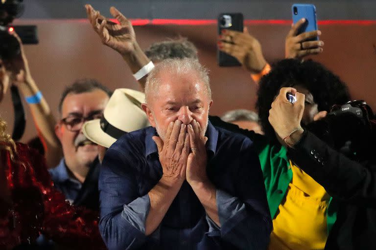 Lula saluda a sus seguidores en San Pablo tras la victoria electoral del 30 de octubre 