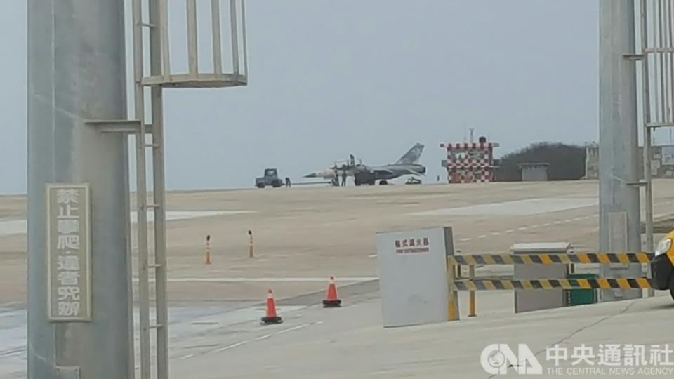 空軍一架戰機5日中午降落澎湖機場時，意外衝出跑道、陷入草皮，所幸未傳人員傷亡圖為目前停在機坪的同機型戰機。（中央社）