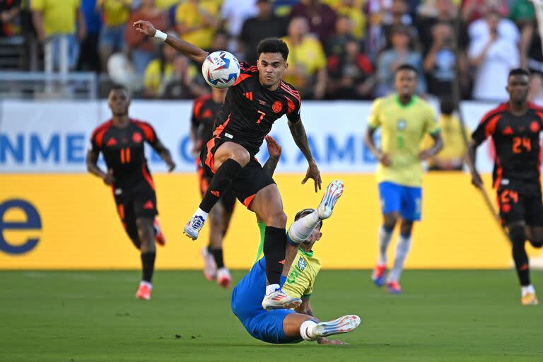 Luis Diaz escapa de la marca de Bruno Guimaraes; el colombiano iluminó con sus destellos la ofensiva de los cafeteros