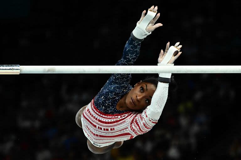 La estadounidense Simone Biles, en acción en las barras asimétricas durante la final por equipos femeninos de gimnasia artística 