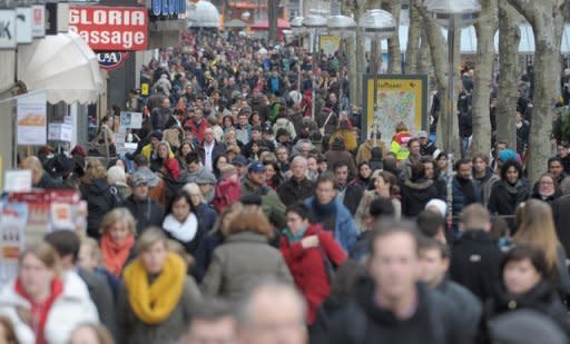 Alemania se ha visto afectada por la crisis de la zona euro: tres meses después de haber revisado a la baja su previsión de crecimiento para este 2013, el Gobierno de Angela Merkel la ha vuelto a reducir a más de la mitad. (AFP/Archivo | Franziska Kraufmann)